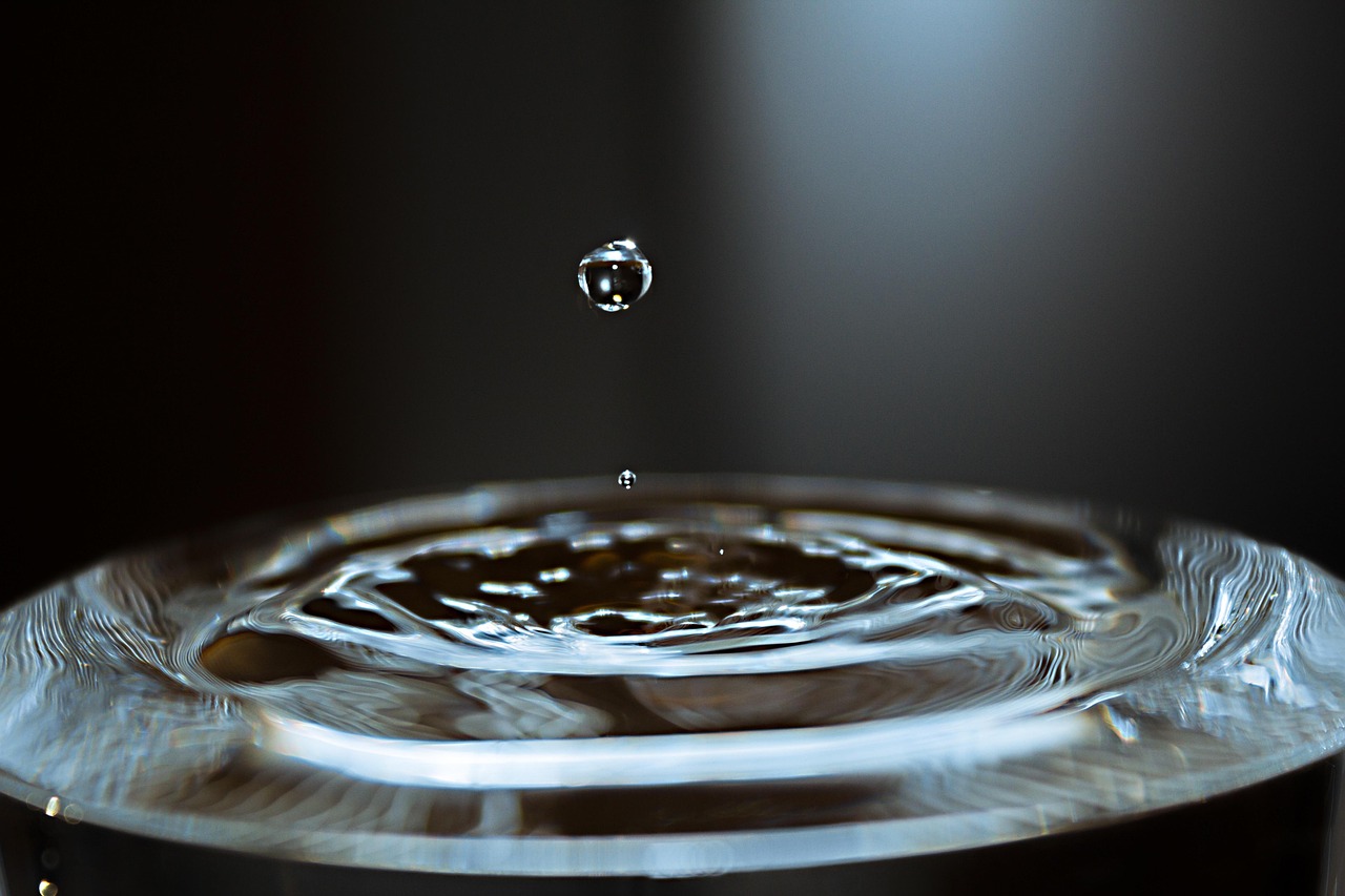 动漫下雨壁纸，雨的艺术之美与动漫文化的完美交融