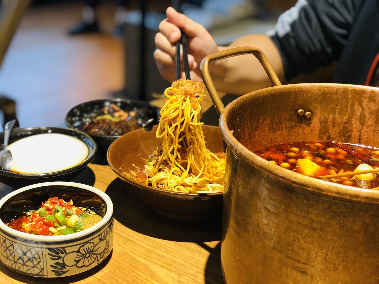 麻辣芳邻，生活麻辣与情感温馨的交融