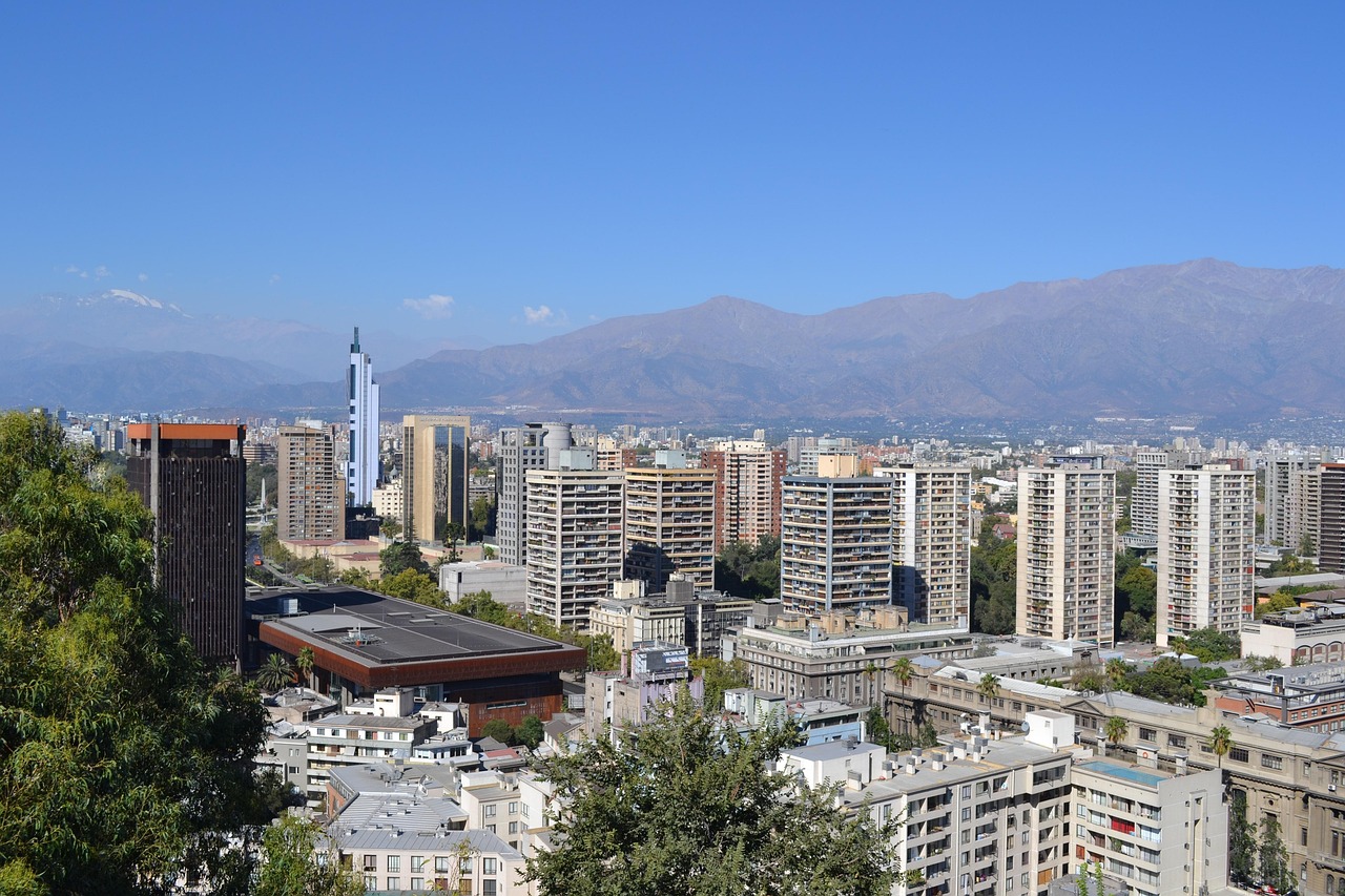 村委会现代化办公楼实景图，村民自治与现代化建设的象征