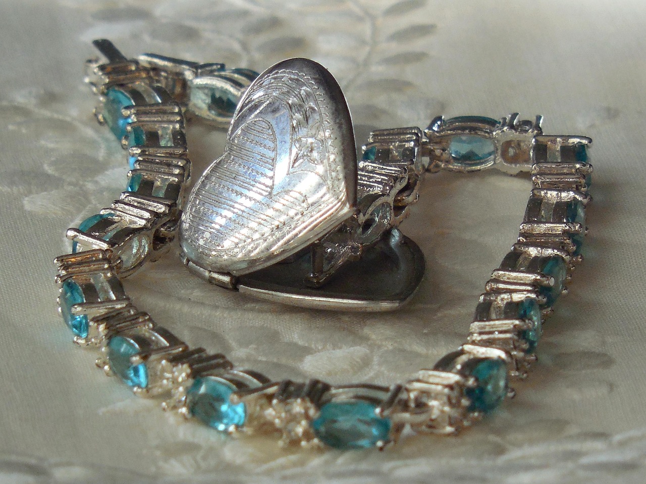 情侣动漫头像,爱的象征与个性展现的魅力配对